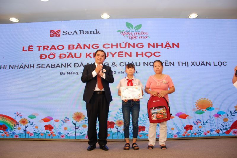 Đại diện SeABank trao học bổng Ươm mầm ước mơ cho học sinh nghèo hiếu học tại Đà Nẵng