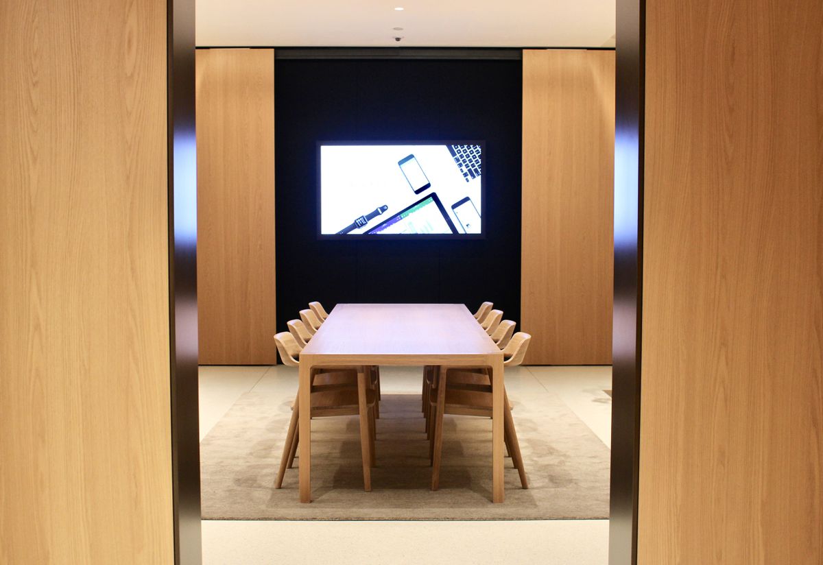  Cửa hàng này vẫn giữ nguyên phong cách tối giản, tinh tế và tận dụng không gian một cách hiệu quả giống như hệ thống Apple Store trên toàn cầu...