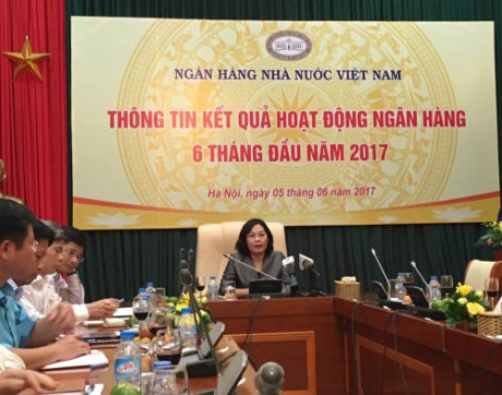 Phó Thống đốc Nguyễn Thị Hồng thông tin kết quả hoạt động ngân hàng 6 tháng đầu năm 2017. Ảnh Đỗ Huyền/Bnews/TTXVN