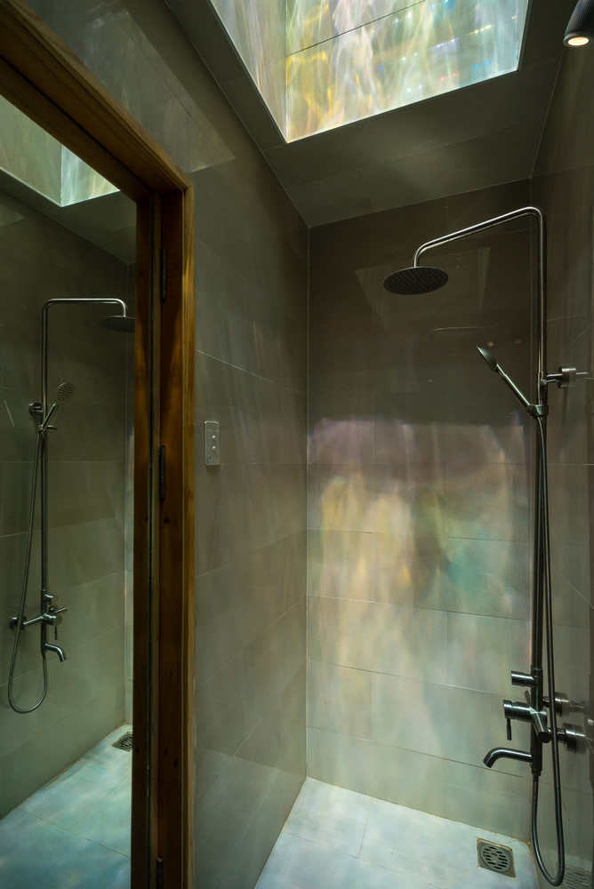 Nhà tắm với trần kính màu tạo hiệu ứng đẹp mắt.