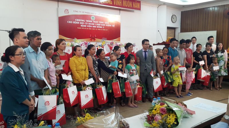Công ty Kim Phát và Việt Hưng Phát trao những phần quà ý nghĩa cho bệnh nhân có hoàn cảnh khó khăn.