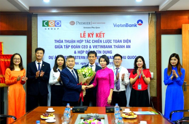 Ông Tạ Văn Tố - Tổng Giám đốc Tập đoàn CEO và bà Dương Thị Dung- Giám đốc VietinBank Thành An hoàn thành ký kết thỏa thuận hợp tác toàn diện