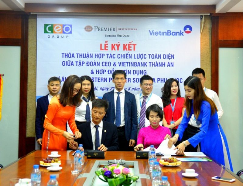 Ông Đoàn Tiến Trung – Tổng Giám đốc CEO Phú Kiên Phú Quốc và bà Dương Thị Dung- Giám đốc VietinBank Thành An ký kết hợp đồng tài trợ dự án Best Western Premier Sonasea Phu Quoc