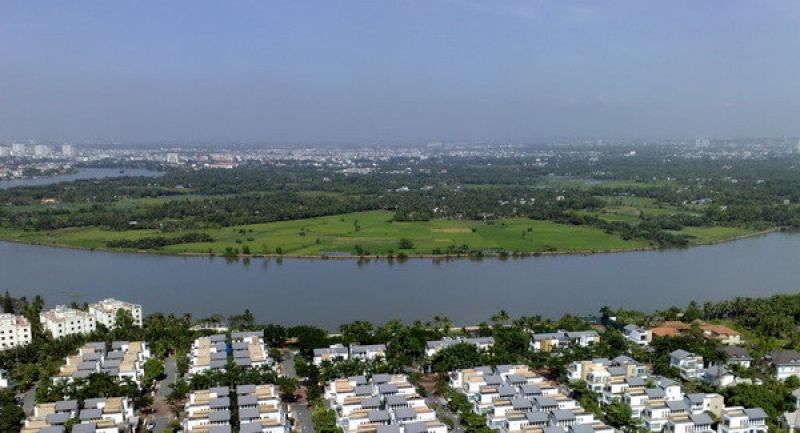 Bên này là khu biệt thự phường Thảo Điền, bên kia bờ sông là ruộng lúa của dự án Bình Quới - Thanh Đa.