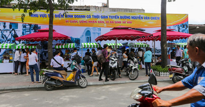 Phố hàng rong đầu tiên của Sài Gòn ngày đầu khai trương. Ảnh: Quỳnh Trần