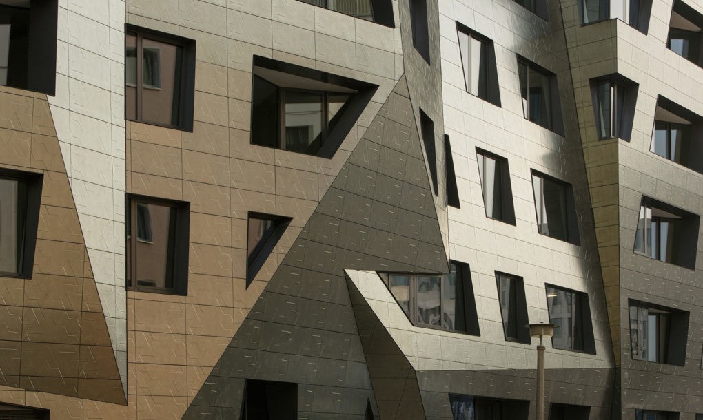 Các ô cửa sổ đa giác cũng là một điểm ấn tượng của tòa nhà.