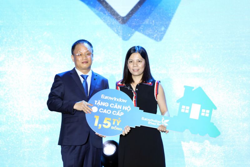Ông Nguyễn Cảnh Hồng – Tổng giám đốc Eurowindow trao căn hộ Eurowindow River Park trị giá 1.5 tỉ đồng cho khách hàng