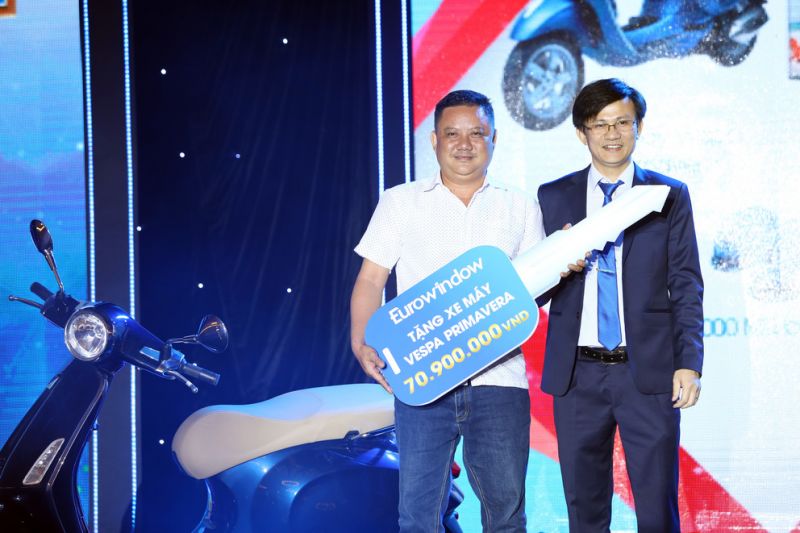 Ông Vũ Trọng Trung – P. Tổng giám đốc Eurowindow trao thưởng cho khách hàng xe máy Vespa trị giá 70.9 triệu đồng