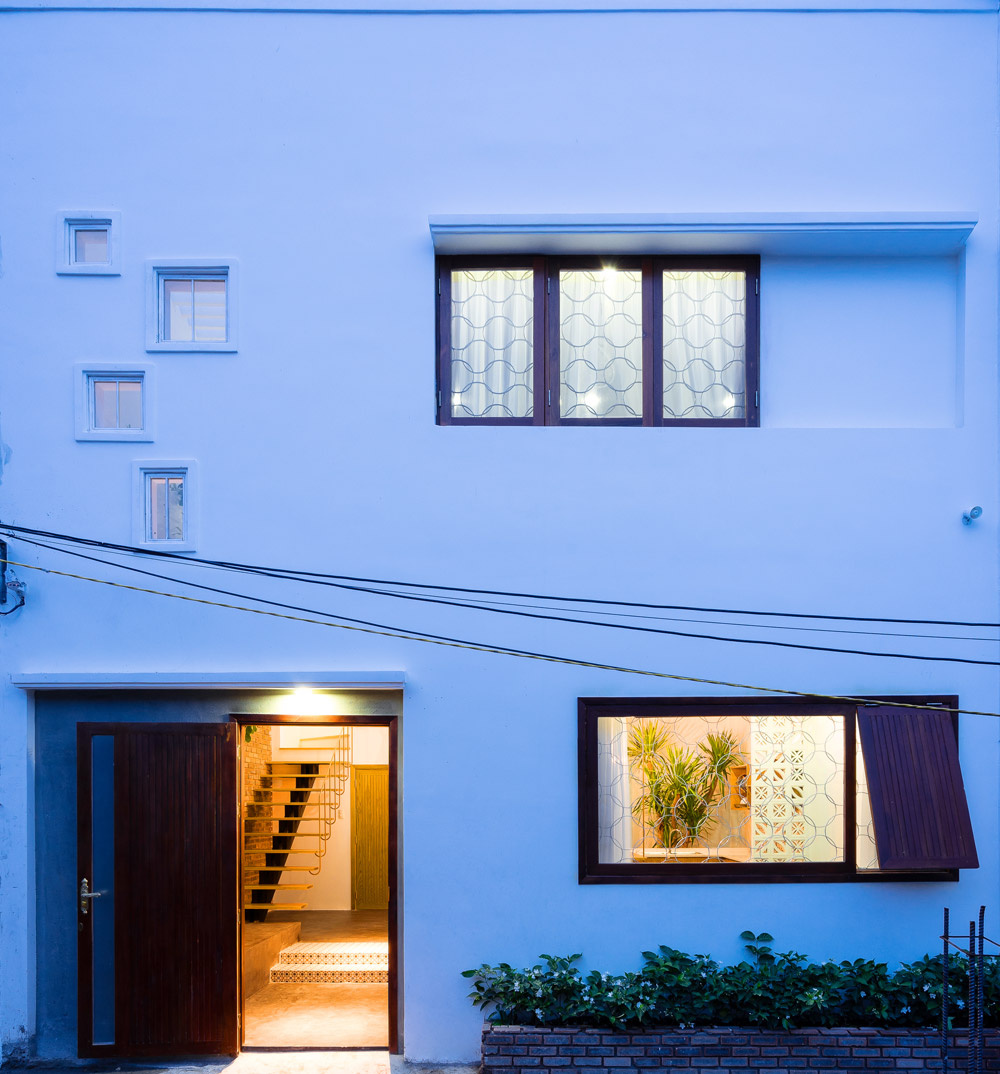 Bởi vậy, các KTS Lê Vinh, Nguyễn Cường, Sơn Trân (Công ty IZ Architects) đưa ra giải pháp mặt tiền chỉ mở những ô cửa sổ vừa phải nhưng bên trong nhà có tới hai giếng trời đảm bảo thông gió và ánh sáng cho mọi phòng.