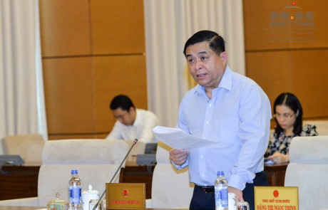 Bộ trưởng Bộ Kế hoạch và Đầu tư Nguyễn Chí Dũng trình bày tờ trình dự án luật.