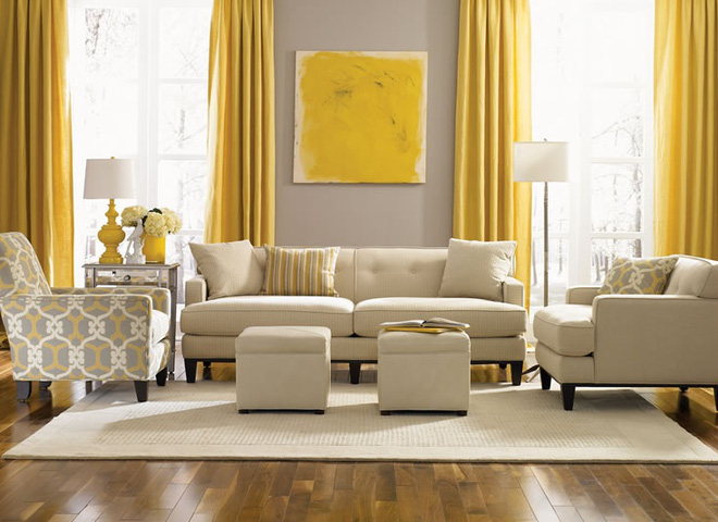 Bức tường màu xám nhẹ tương phản với những chiếc rèm và tác phẩm nghệ thuật màu vàng tươi. Căn phòng với một chút màu kem đã giúp làm dịu lại và dung hoà sự chói mắt của màu vàng mang lại cảm giác nhẹ nhàng và tinh tế cho phòng khách.