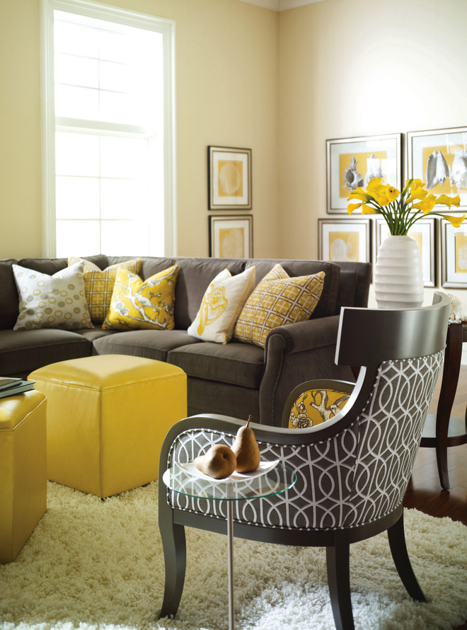 Sự hoà trộn tinh tế của màu xám và màu vàng đậm trong những món đồ nội thất, những tác phẩm nghệ thuật và những món đồ phụ kiện. Yếu tố màu vàng được lặp đi lặp lại càng giúp gây ấn tượng hơn cho không gian sống.