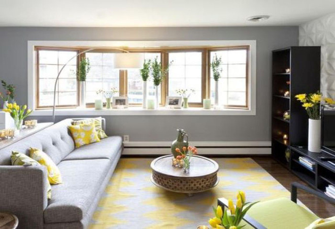 Phòng khách màu xám nhạt hiện đại với một vài chi tiết màu vàng đậm trông rất tươi mới.