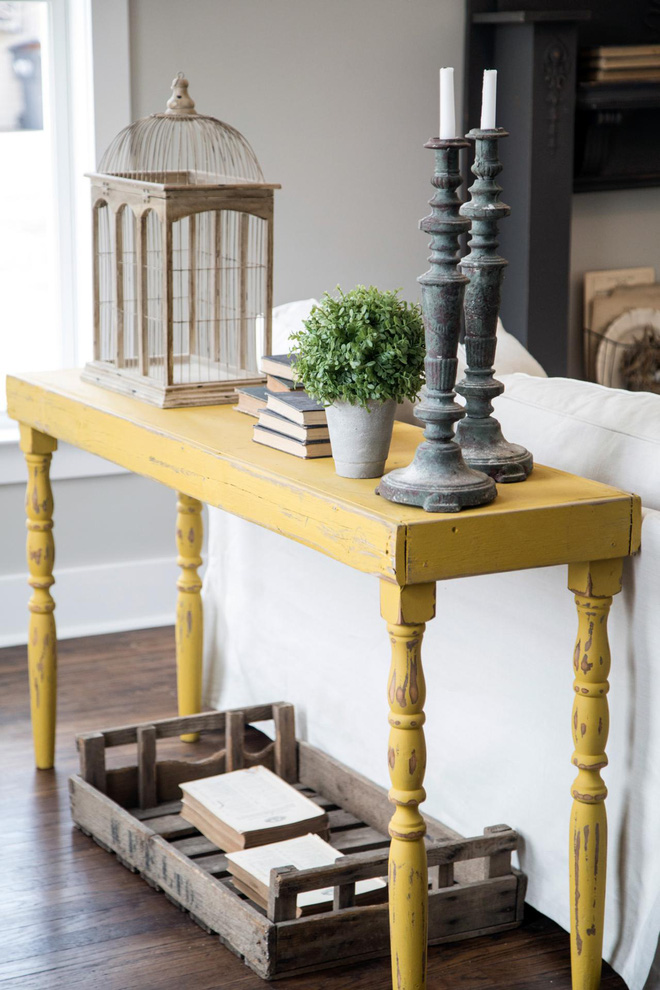 Nếu bạn đã có sẵn một phòng khách màu xám thì bạn chỉ cần thêm một vài hoạ tiết màu vàng để tạo sự thay đổi, chẳng hạn như màu sắc của khung tranh, gối tựa, bàn… Bạn cũng có thể thêm một vài bức tranh nghệ thuật màu vàng, ghế nệm ottoman để làm căn phòng trở nên sinh động hơn.