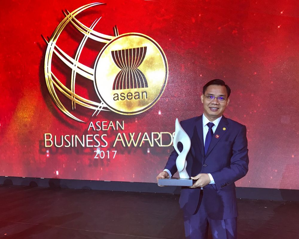 Ông Lê Văn Tân nhận giải thưởng ABA cho SeABank