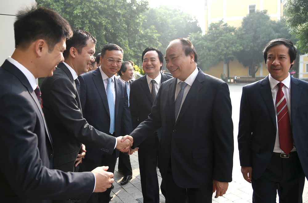 Thủ tướng Nguyễn Xuân Phúc thăm hỏi cán bộ, giáo viên của ĐHQGHN. Ảnh: VGP/Quang Hiếu