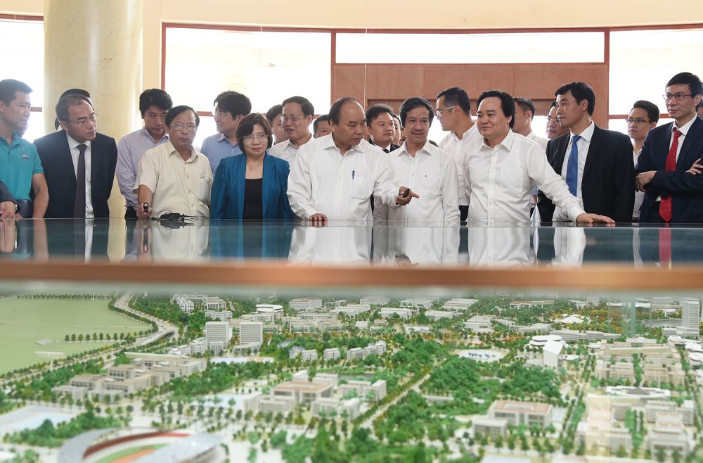 Thủ tướng Nguyễn Xuân Phúc tham quan sa bàn Quy hoạch tổng thể Khu đô thị ĐHQGHN. Ảnh: VGP/Quang Hiếu