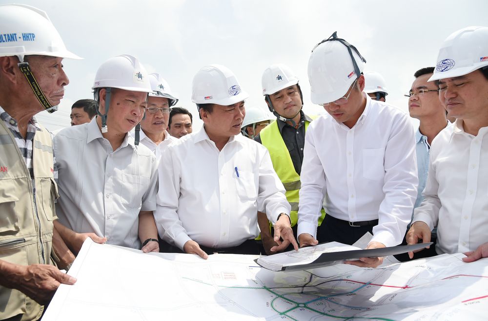 Thủ tướng Nguyễn Xuân Phúc và đoàn công tác thị sát tại một số địa điểm triển khai dự án xây dựng ĐHQGHN tại Hòa Lạc. Ảnh: VGP/Quang Hiếu