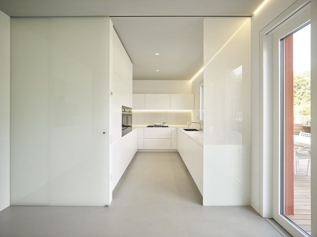 Thay vì sử dụng tông màu tối, hãy chọn tông màu trung tính cho phòng bếp để tạo cảm giác rộng rãi hơn