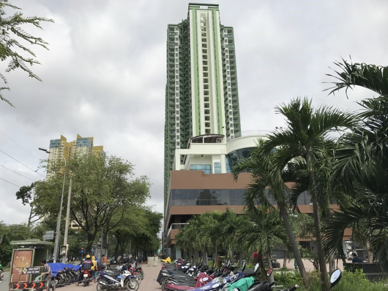 Tòa nhà Thuận Kiều Plaza đã được đổi “áo” màu xanh sau gần 20 năm mặc “áo” đỏ. Ảnh: Việt Hoa
