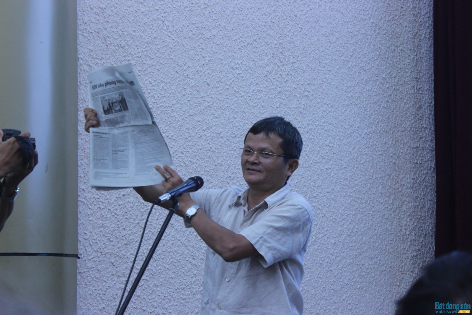 NSND - Đạo diễn Nguyễn Thanh Vân giơ tờ báo với mẩu tin 
