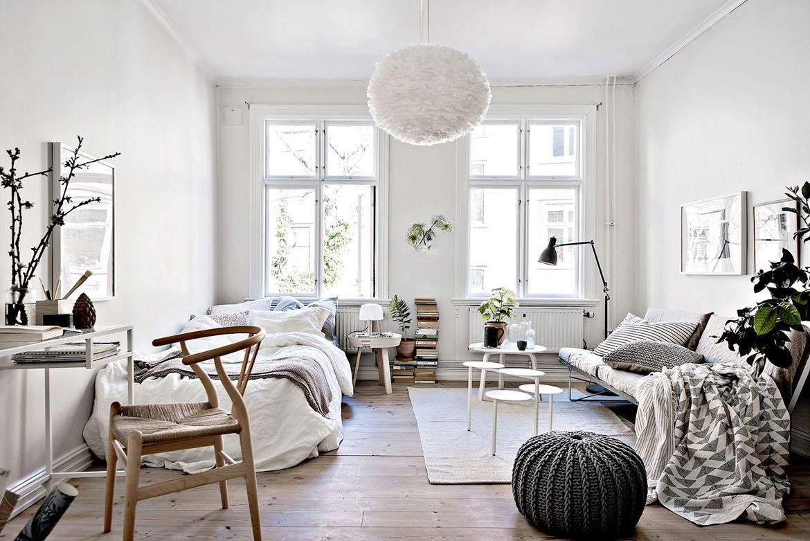 Sử dụng bảng màu trắng cho thiết kế phòng ngủ là một chiến thuật cho một căn hộ studio. Ở đây bức tường trắng có thể giúp căn hộ có cảm giác rộng hơn. Nội thất phong cách Scandinavia cũng mang lại cảm giác đơn giản.