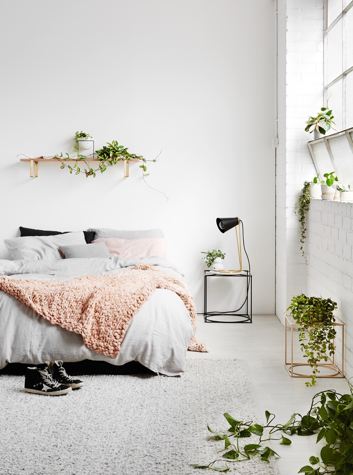 Màu trắng cung cấp một bối cảnh lý tưởng cho những người muốn trồng cây xanh trong phòng ngủ.