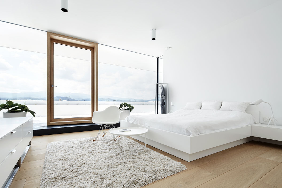 Với tầm nhìn tuyệt vời như thế này, bạn không cần phải khiến căn phòng trở nên quá phức tạp và “bận rộn”. Thiết kế màu trắng và gỗ cùng tấm thảm lót nền đã khiến bối cảnh trở nên hoàn hảo.