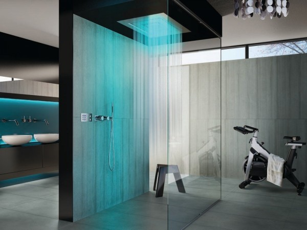 Không phải ai cũng đủ điều kiện kinh tế để xây dựng một phòng tắm lớn sang trọng như thế này. Nhưng điều đó không có nghĩa là chúng ta không thể hiện thực hóa phòng tắm nhà mình bằng những tưởng lấy cảm hứng từ đây. Những tấm gạch lớn màu xám trông sẽ rất tuyệt vời ngay cả trong một căn phòng nhỏ. Vì những tấm gạch kích thước lớn thường làm tăng diện mạo của không gian trong một khu nhà kín. Sử dụng đèn LED màu xanh lam cũng là một lựa chọn tuyệt vời. Màu sắc huyền ảo bao trùm lên bước tường sứ mờ làm căn phòng có cảm giác dễ chịu hơn. Bạn cũng có thể thay đổi màu sắc của đèn để phù hợp với tâm trạng lúc thư giãn trong phòng tắm sau một ngày dài mệt mỏi.