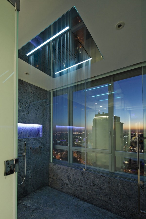 Một cách ứng dụng tuyệt vời khác của đèn LED khiến cho phòng tắm nổi bật. Tuy nhiên với thiết kế này, bạn hãy sử dụng các tấm rèm nhựa để đảm  bảo an toàn hoặc hy vọng rằng hàng xóm ở tòa nhà xung quanh không có ống nhòm.