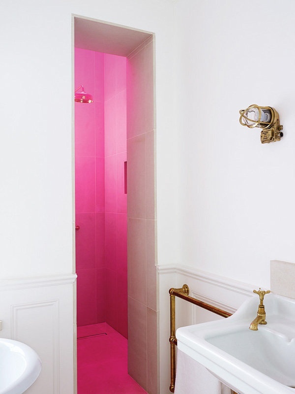 Kiểu thiết kế phòng tắm chẳng có gì nổi bật này lại thực sự cực kỳ nổi bật với việc sử dụng đèn phòng tắm màu hồng sống động.