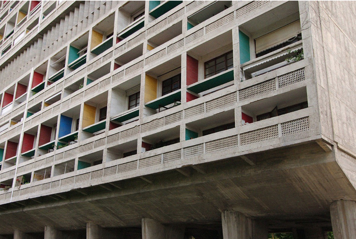 Le Corbusier thuộc về trường phái kiến trúc Hiện đại, nhưng ông cũng là cha đẻ của kiến trúc Bạo lực. Tòa chung cư Unité d’Habitation được coi là một trong những tác phẩm tiêu biểu nhất của ông và của phong trào Bạo lực. Tòa nhà đã được đưa vào danh sách Di sản văn hóa thế giới của UNESCO.