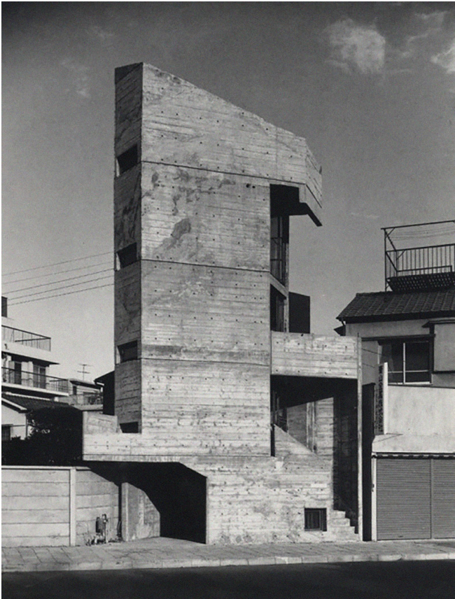 TOWER HOUSE, TOKYO, NHẬT BẢN, 1966: Cho đến thập niên 60 của thế kỷ XX, các kiến trúc sư theo trường phái Bạo lực đều tập trung vào các dự án lớn: các khu trung cư, khu liên hợp, trung tâm mua sắm, và nhà thờ. Nhưng ngôi nhà hình tháp kỳ lạ này ở Tokyo thì lại khác. Chỉ vọn vẹn 20 mét vuông, ngôi nhà ba tầng được xây dựng hoàn toàn bằng bê tông thô, và không có một nét sơn ngoại thất hay nội thất nào.