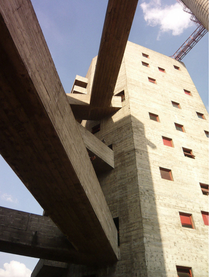 Tác phẩm của nữ kiến trúc sư Lina Bo Bardi, ba tòa tháp bê tông này xây vây quanh một nhà máy đóng gạch một tầng, và chúng được kết nối với nhau qua những cây cầu treo. Dấu vết của giàn giáo bằng gỗ được giữ lại nguyên vẹn trên nền bê tông.