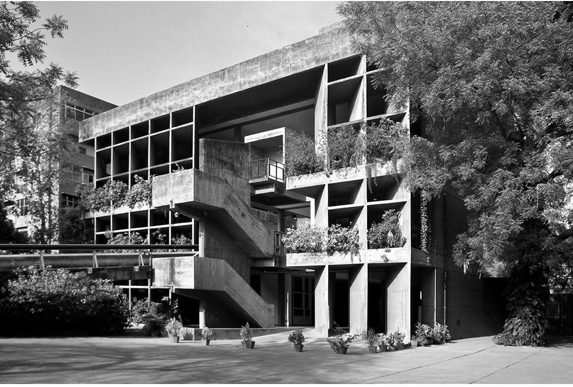 Mill Owner’s Association, Ahmedabad, Ấn Độ, 1954: Tòa nhà này được xây dựng bởi Le Corbusier vào năm 1954 với mục đích trở thành trụ sở của Hiệp hội Dệt may Ấn Độ lúc đó. Ngoài béton brut ra thì đặc điểm chính của tòa nhà là brises-soleil – Những cái ô nằm nghiên để có thể chắn được cái nắng đổ lửa của mùa hè nhiệt đới.
