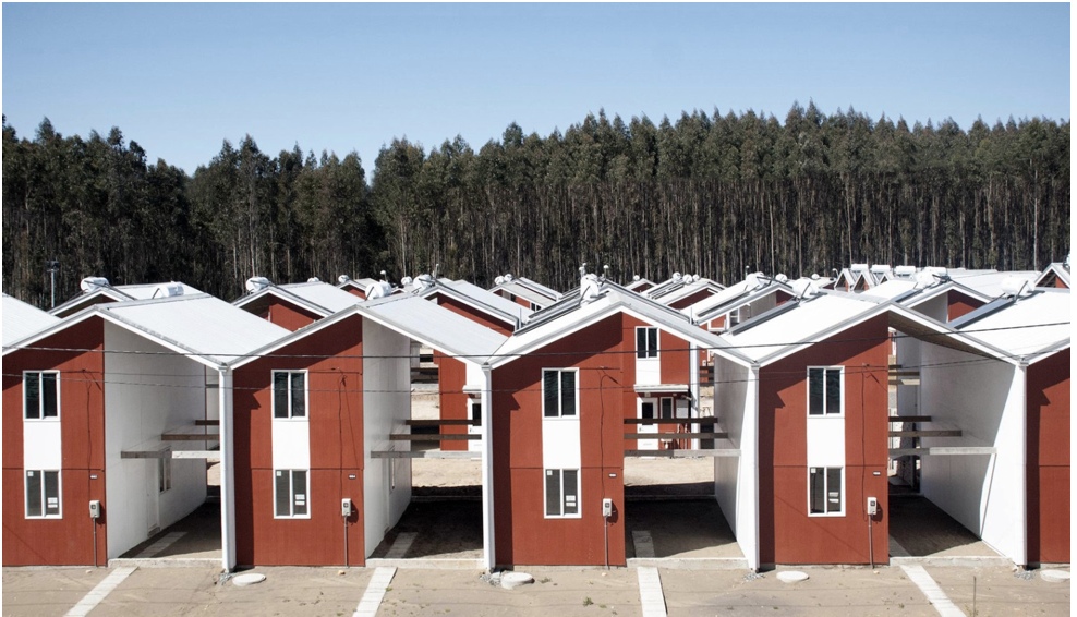 Nhà tường gỗ với khung mái bằng ống PVC và các tấm tôn bọc giấy kẽm và thiếc Villa Verde Housing/ELEMENTAL - Maule, Chile