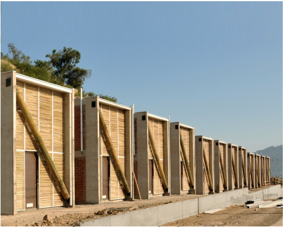 Nhà khung bê tông cốt thép với tường và mái bằng gỗ thông và hai lớp tre Argentina Ruca Dwellings/Undurraga Devés Arquitectos - Metropolitan, Chile