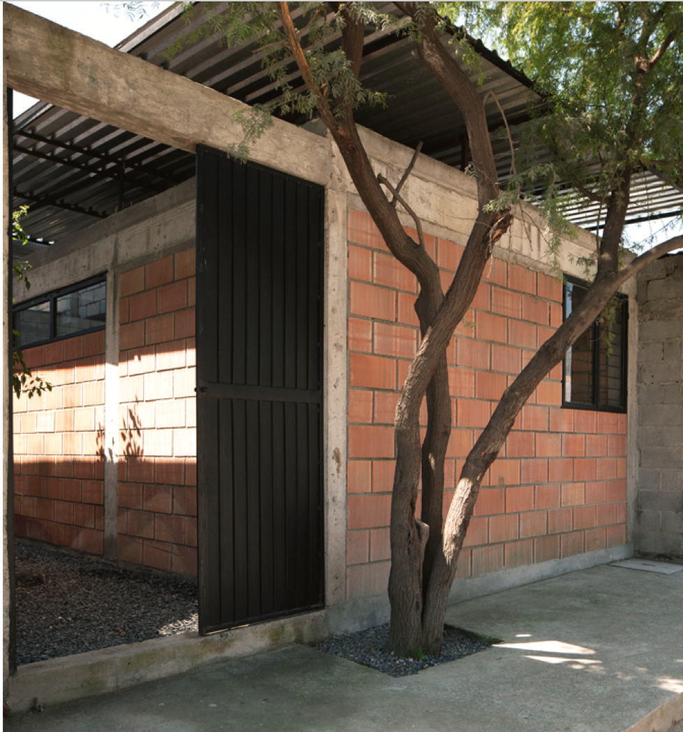 Nhà có khung được gia cố bằng bê tông nguyên khối và gạch lát Casa Cubierta/Comunidad Vivex - Monterrey, México