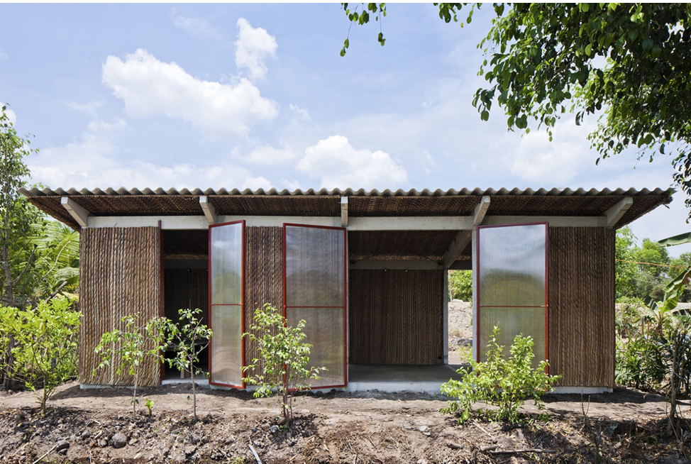 Nhà bê tông nguyên khối với mái tôn lợp trên lá dừa nước Nhà S/Kiến trúc sư Võ Trọng Nghĩa – Tân An, Việt Nam
