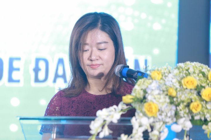 Ms. Betty Wu - TGĐ bộ phận kinh doanh quốc tế của Tập đoàn Shide Đại Liên phát biểu tại lễ công bố sản phẩm mới.