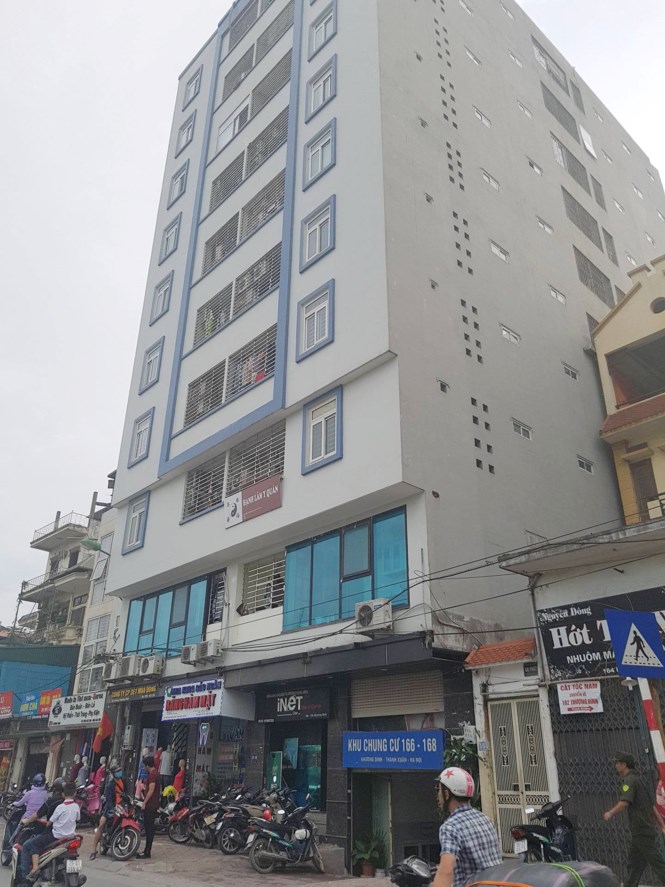 Chỉ cách chung cư mini 22 Thượng Đình có vài trăm mét là toà chung cư mini 166-168 Khương Đình. Toà chung cư này cao 10 tầng, được chia nhỏ thành hàng trăm căn hộ và cũng được chủ đầu tư sử dụng chiêu bài như các tòa nhà chung cư sai phép khác.