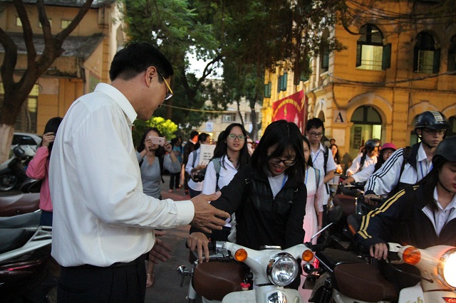 Thầy hiệu trưởng trường Việt Đức ngày nào cũng đứng ở cổng trường chào học sinh