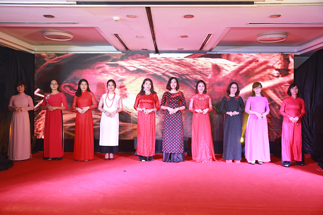 Tiết mục biểu diễn áo dài của tập thể các nữ lãnh đạo Tập đoàn CEO