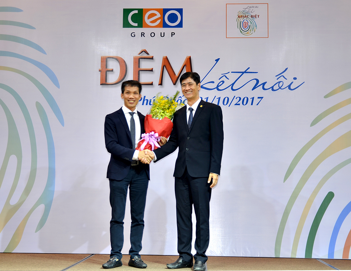 Chủ tịch nhận bó hoa tươi thắm từ ông Trần Đạo Đức, Phó Tổng Giám đốc Tập đoàn, Tổng Giám đốc CEO Phú Quốc, thể hiện niềm vui và  sự tri ân của toàn thể cán bộ nhân viên trong các đơn vị thành viên tại Phú Quốc