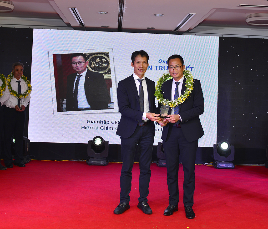 Chủ tịch Đoàn Văn Bình trao kỷ niệm chương cho ông Trần Trung Kết