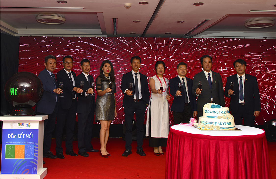 Hội đồng quản trị cùng Ban Tổng Giám đốc, Giám đốc các công ty thành viên cùng chung tay cắt bánh, nâng ly sinh nhật tuổi 16 của Tập đoàn CEO và sinh nhật 10 tuổi của CEO Xây dựng.