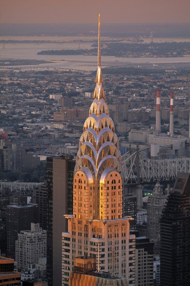 Tòa nhà Chrysler, New York, Mỹ: Biểu tượng này của thành phố New York được thiết kế bởi kiến trúc sư William van Alen và hoàn thành vào năm 1930. Vào thời điểm ra đời, tòa nhà Chrysler là công trình nhân tạo cao nhất thế giới. Chóp đỉnh của tòa nhà được làm từ thép và trang trí với mô-típ mặt trời mọc và những pho tượng bằng đá.