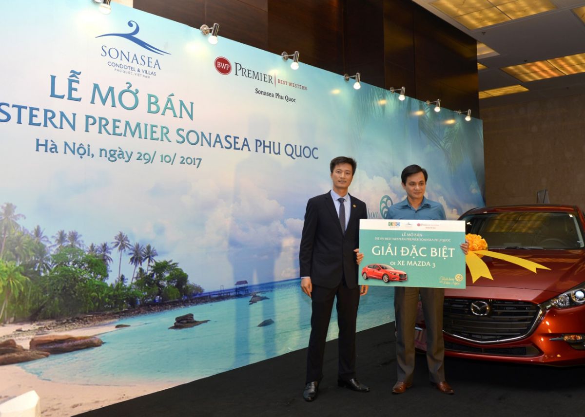 Khách hàng Nhữ Huy Hùng – chủ nhân căn hộ B8A12  đã may mắn sở hữu chiếc xe Mazda 3 Sedan  