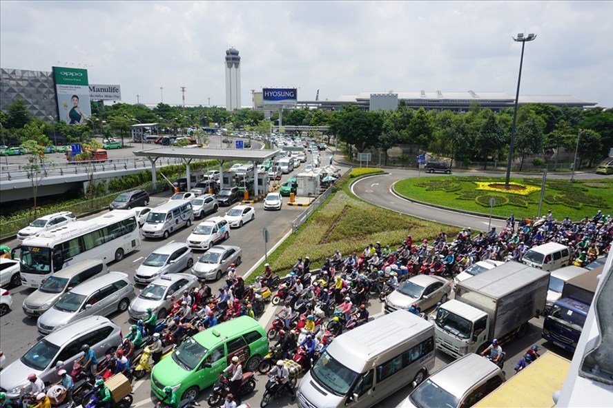 Có đến 70% xe 2 bánh và 62% xe 4 bánh lưu thông trên đường Trường Sơn nhưng lại không vào sân bay. Ảnh: M.Q 