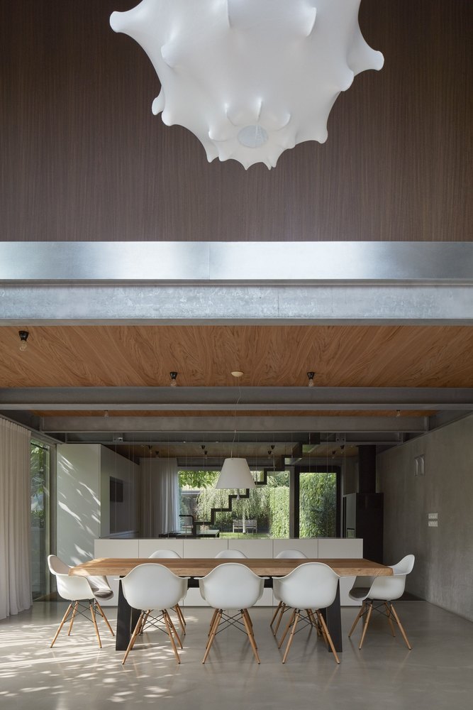 Các tông màu đơn sắc khiến căn bếp trở nên gọn gàng, sạch sẽ. (ảnh: House P / Yonder - Architektur Und Design)